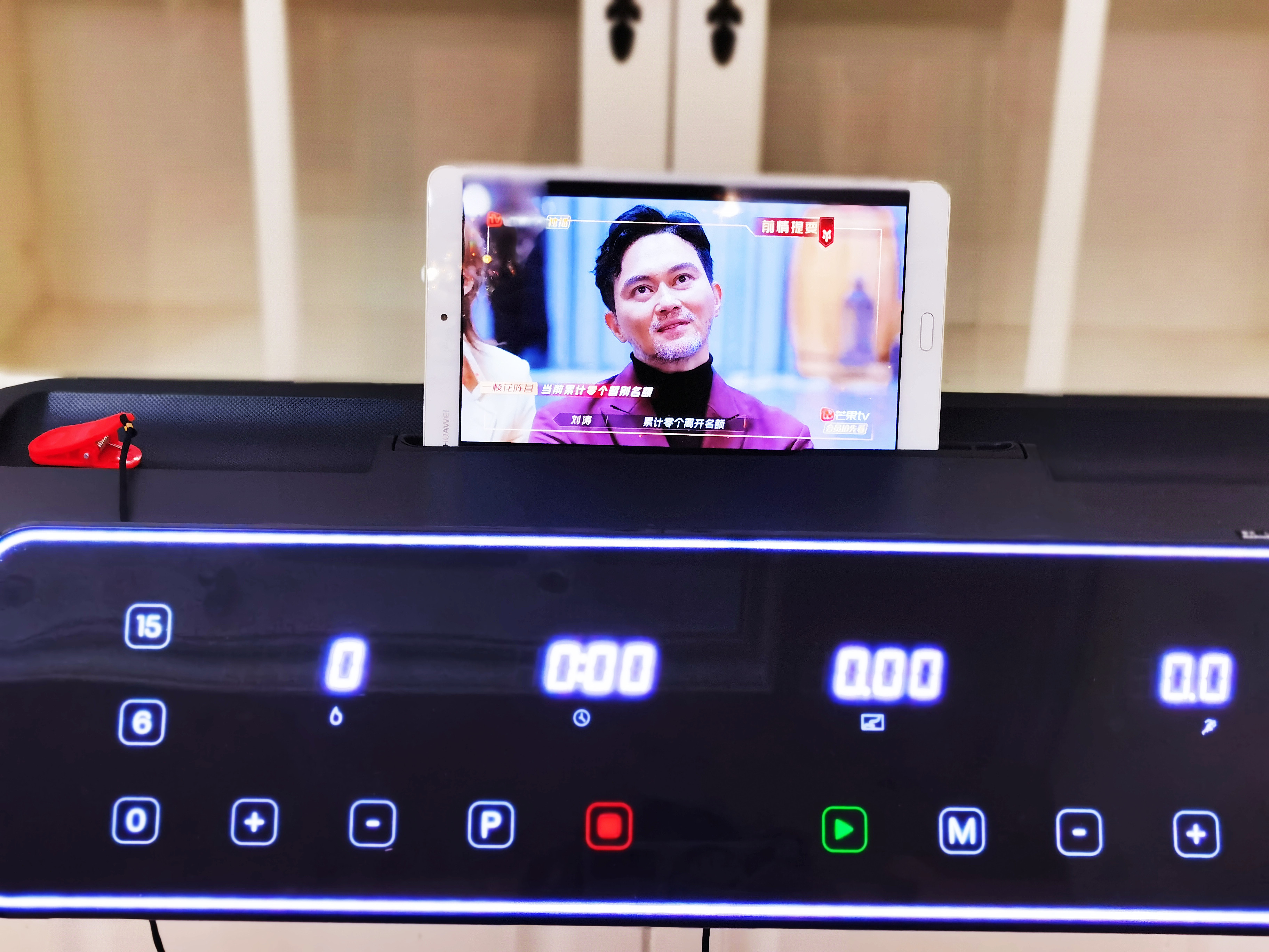 跟着小姐姐一起锻炼,跑步机推荐家用锐步