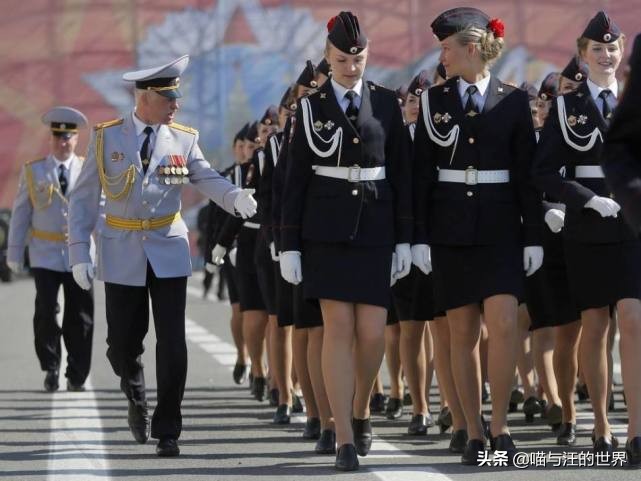 日本女兵阅兵背的包,日本女兵阅兵带什么东西