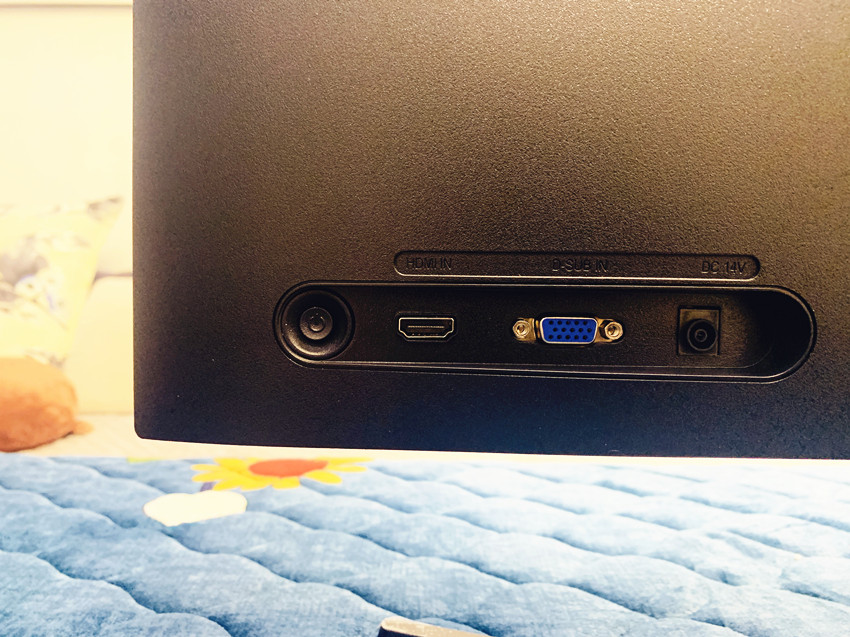 700元的显示器开箱，三星窄边框24寸75Hz屏，性价比很高？