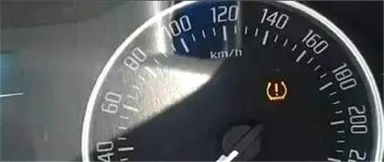 行驶中机油灯亮了检查不缺机油,开车时要注意哪些灯突然亮