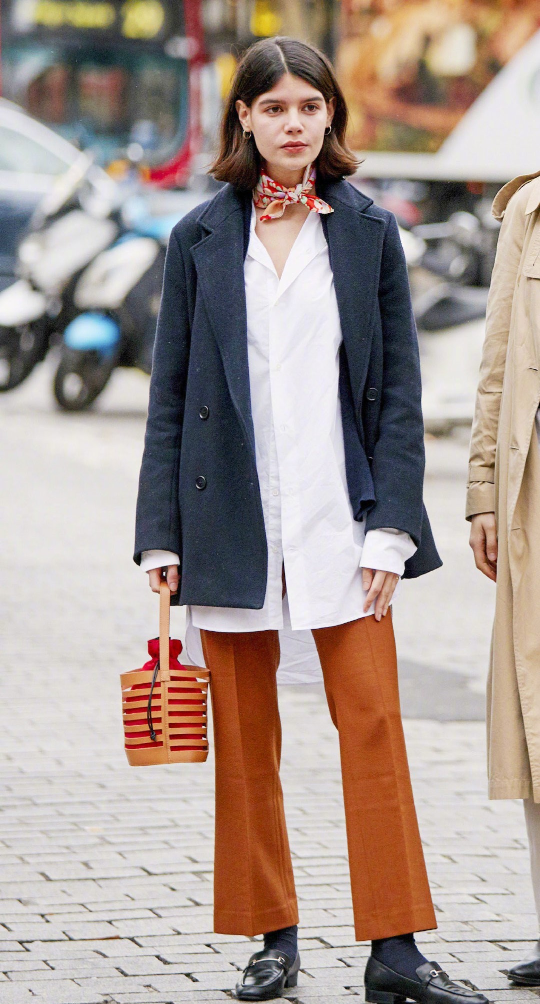 一条丝巾有多种搭配方法,丝巾的十种搭法