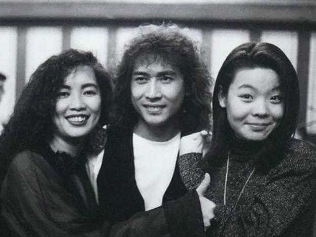 1999年，《说唱脸谱》谢津跳楼身亡，救命稻草竟是被亲妈折断