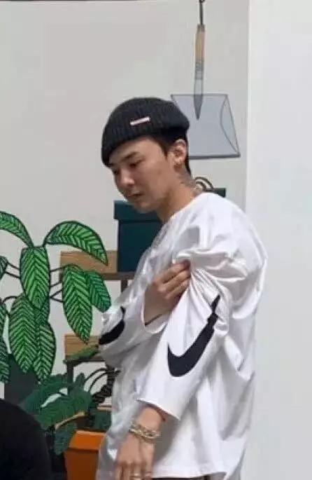 权志龙小雏菊反系鞋带绑法教学,权志龙反着系鞋带