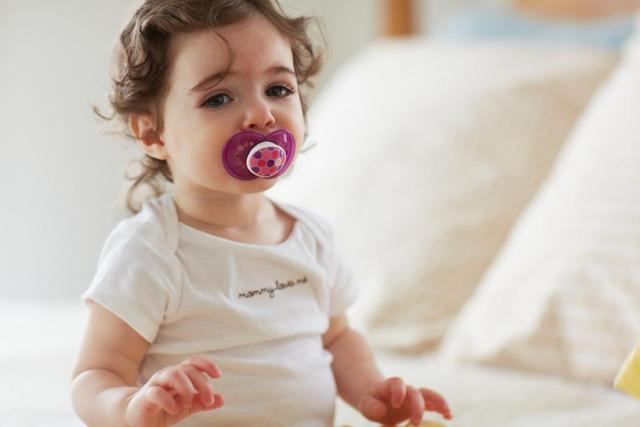 长牙如何缓解母乳喂养的疼痛,宝宝长牙了母乳要补充什么