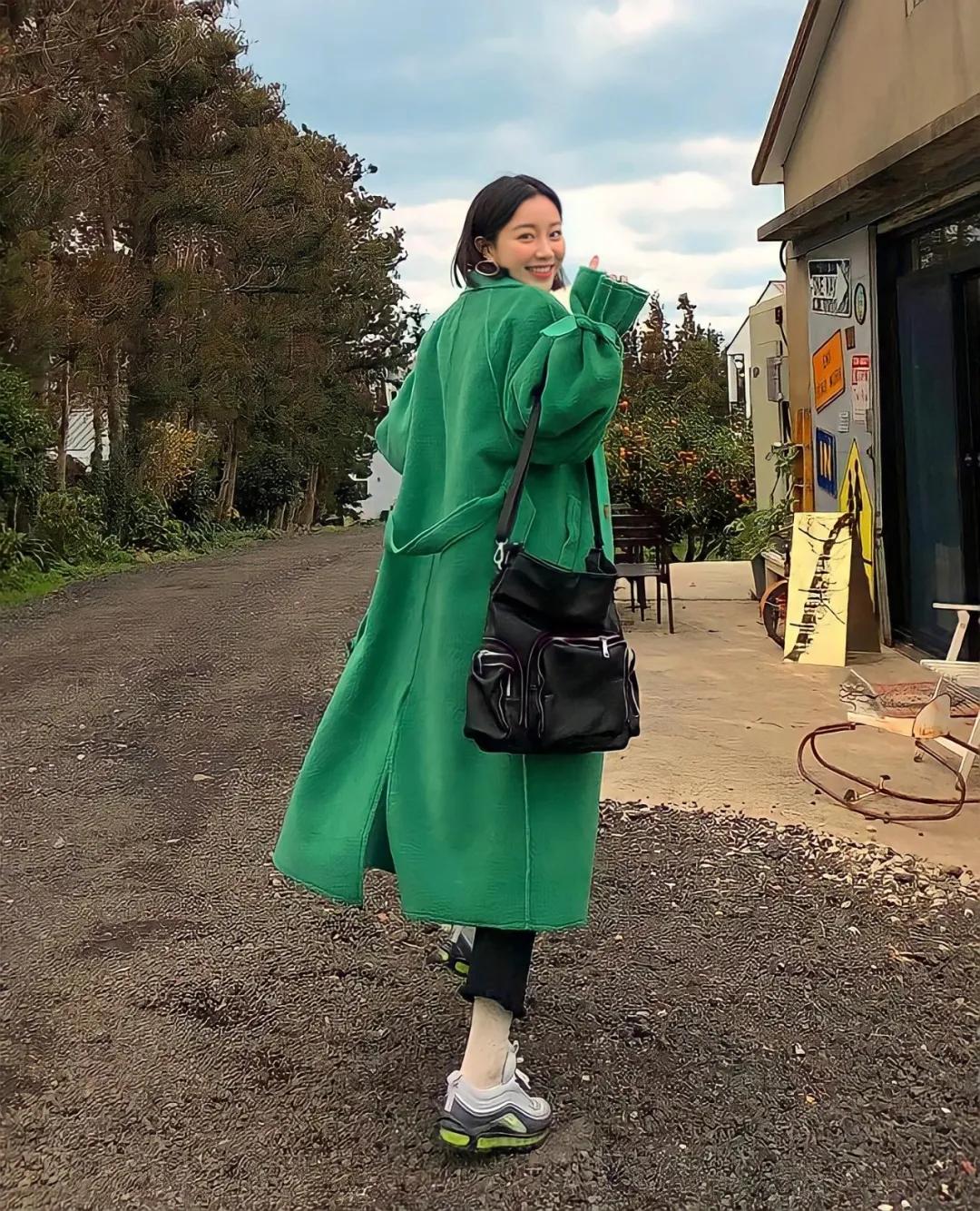 冬款大衣搭配连帽毛衣,大衣内搭毛衣裙冬中长款