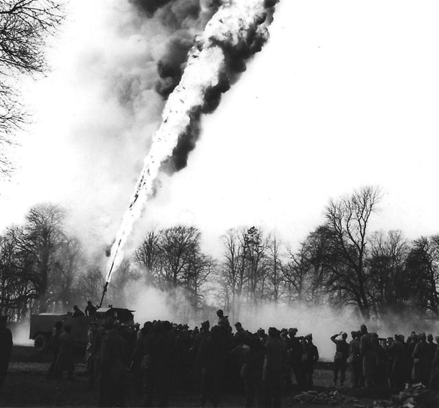 火烤绿魔伞兵!皇家陆军“蛇怪”喷火卡车,200米火舌吞噬万物