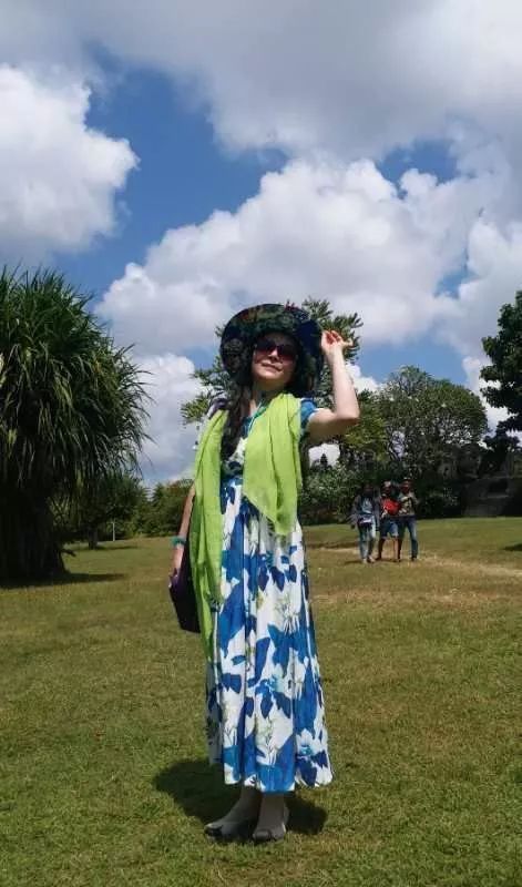 大妈旅游照专用动作,中国大妈外出旅游标准动作