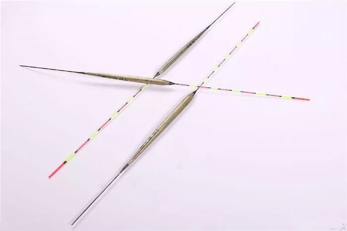 深秋钓鲫鱼用饵料好还是蚯蚓好,深秋钓鲫鱼用长竿好还是用短竿好