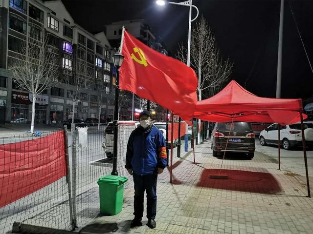 战疫临时党支部党旗飘扬,抗疫前线临时党支部党旗