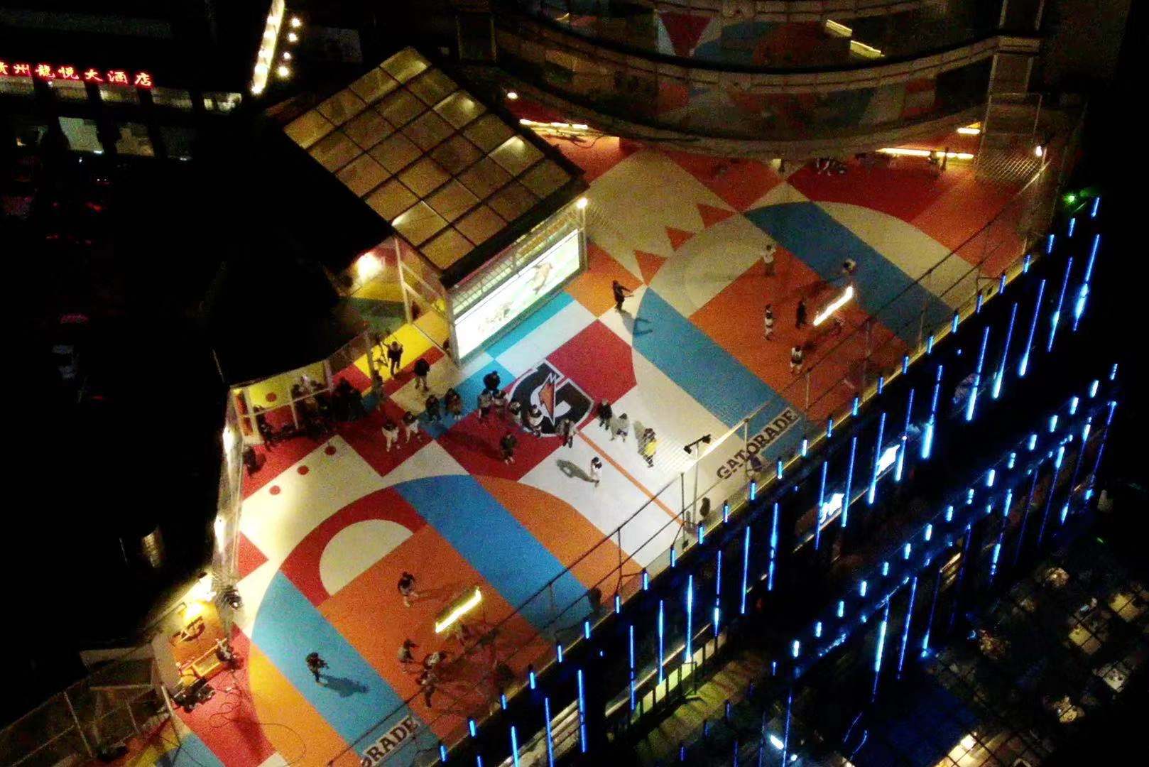 贵阳观山湖区篮球场免费开放,贵阳楼顶上的篮球场