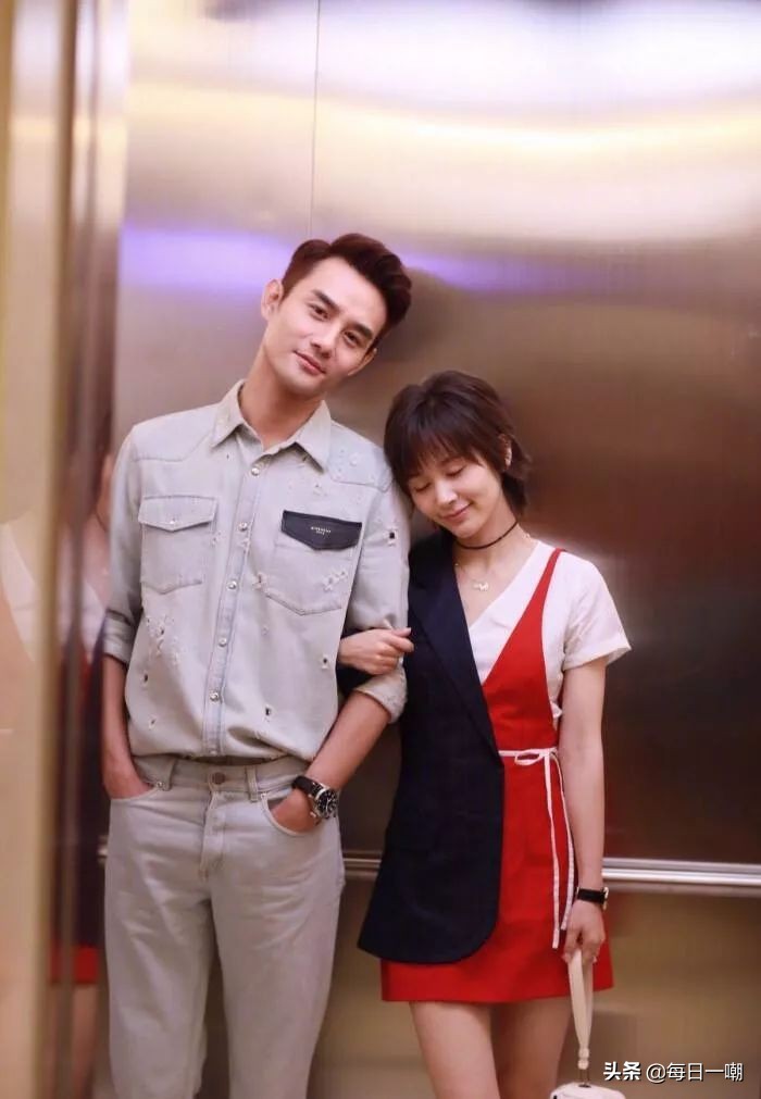 王子文高铁脚踩小桌,王子文道歉脚踩高铁桌板