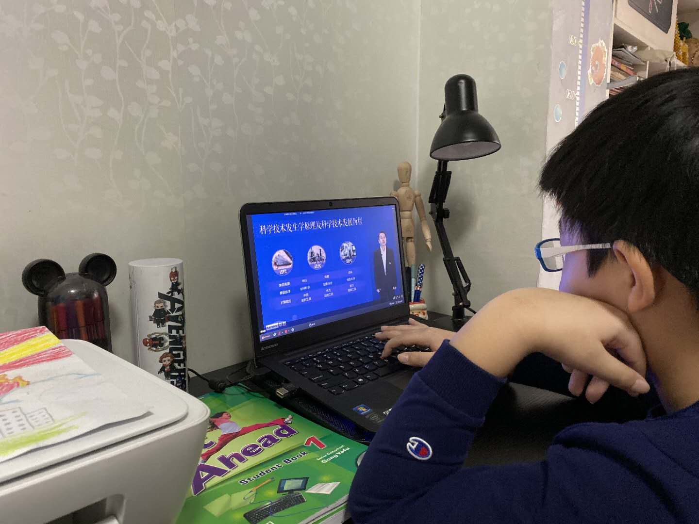 与成精的人工智能对话，联想云课堂让孩子们与智能未来一起飞！