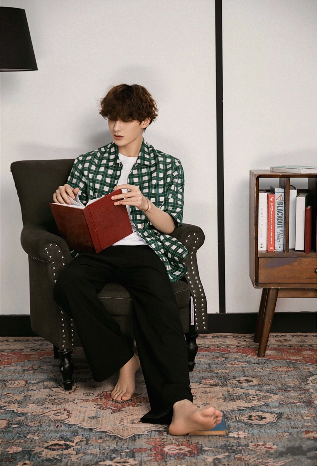 早秋格子衬衫穿搭2019,初秋必备单品经典白衬衫