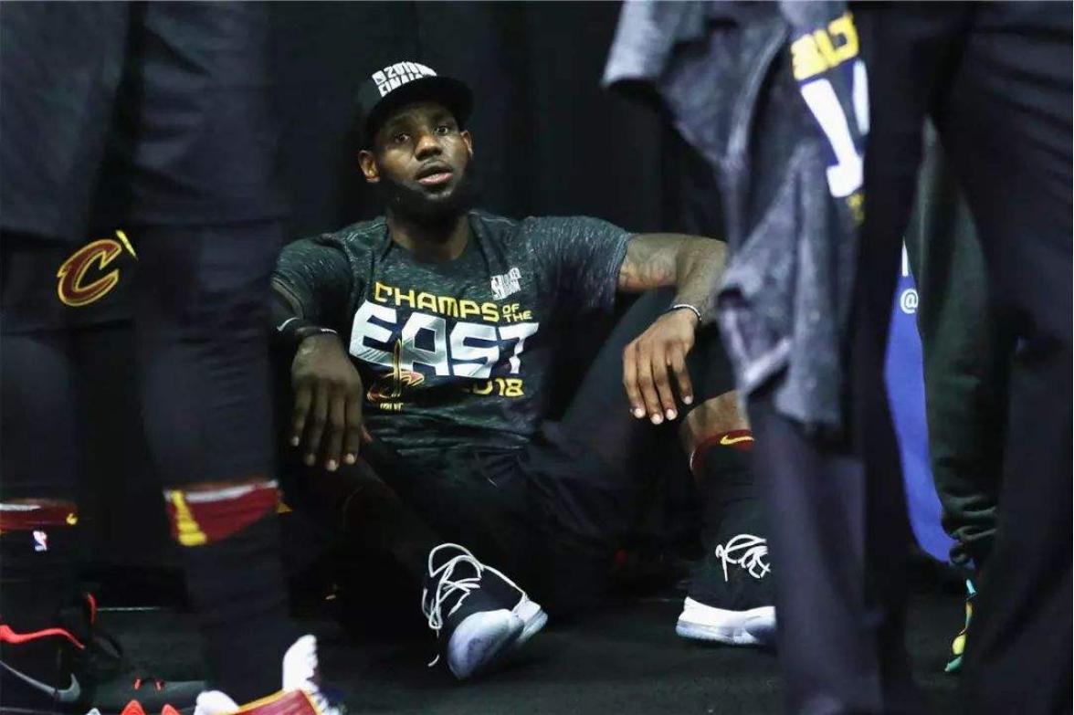 勒布朗詹姆斯的背身招牌动作,勒布朗詹姆斯背手防守哈登