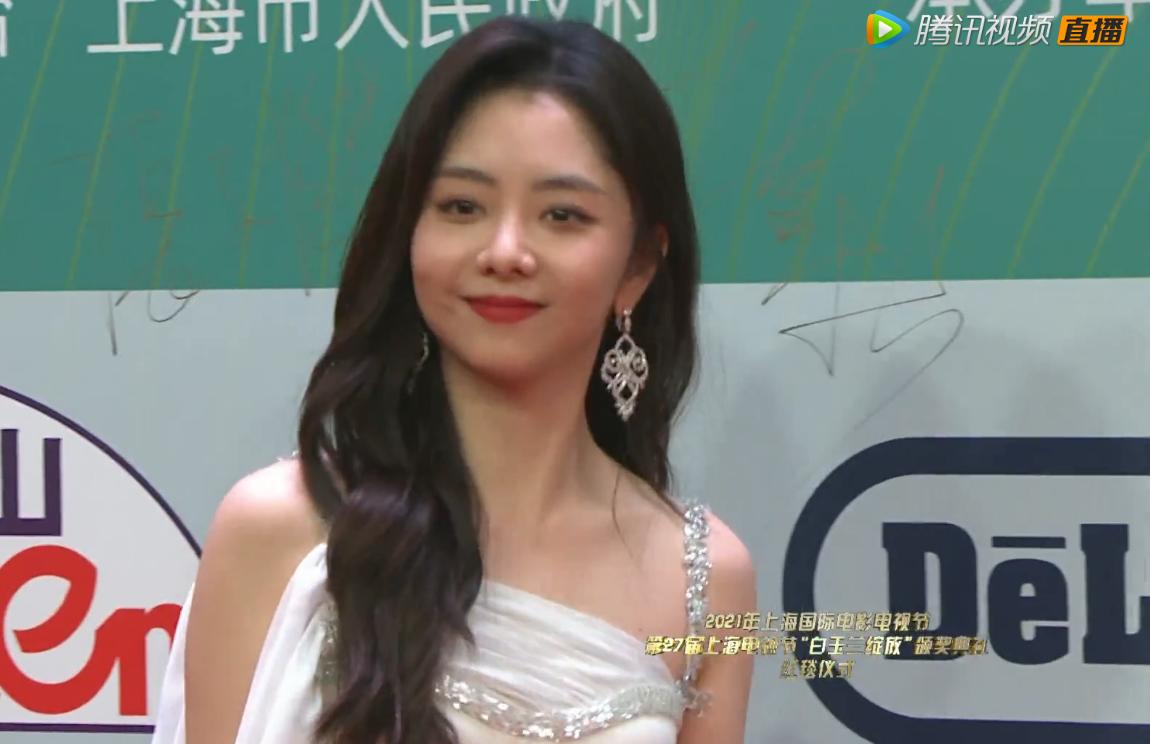 谭松韵倪妮零下4度走红毯,谭松韵吊带白纱裙争夺白玉兰视后