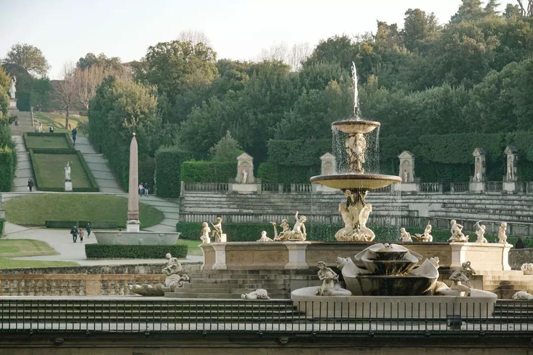 他捐了1000多亿文物,他捐给中国上千亿文物