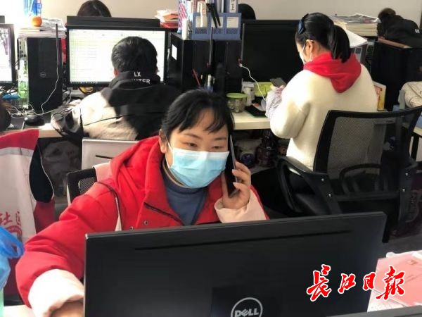 抗击疫情志愿者为居民买药,社区疫情防控一线群英谱