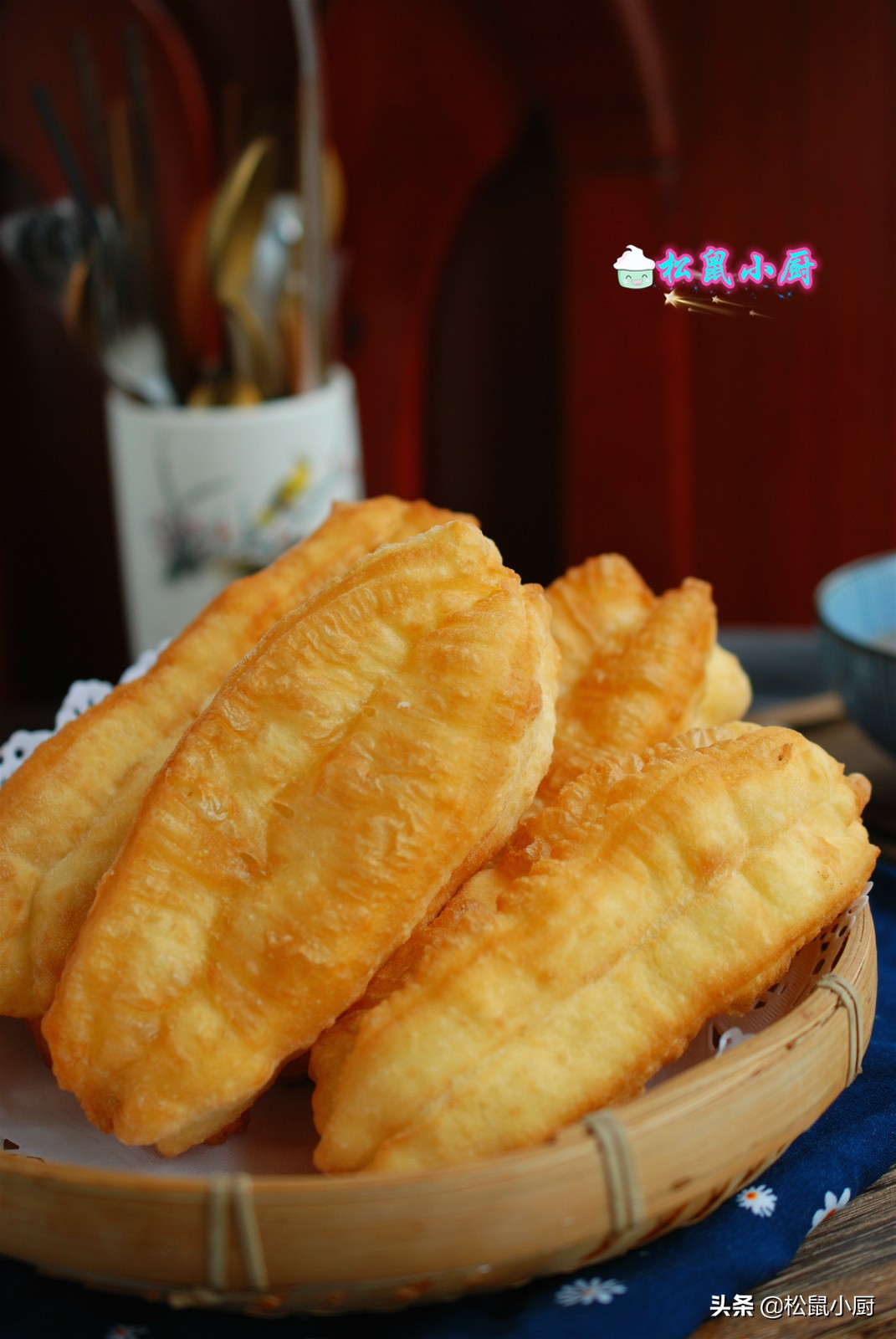 炸油条的家常做法晚上提前揉好面,过年时你吃的油条该怎么做