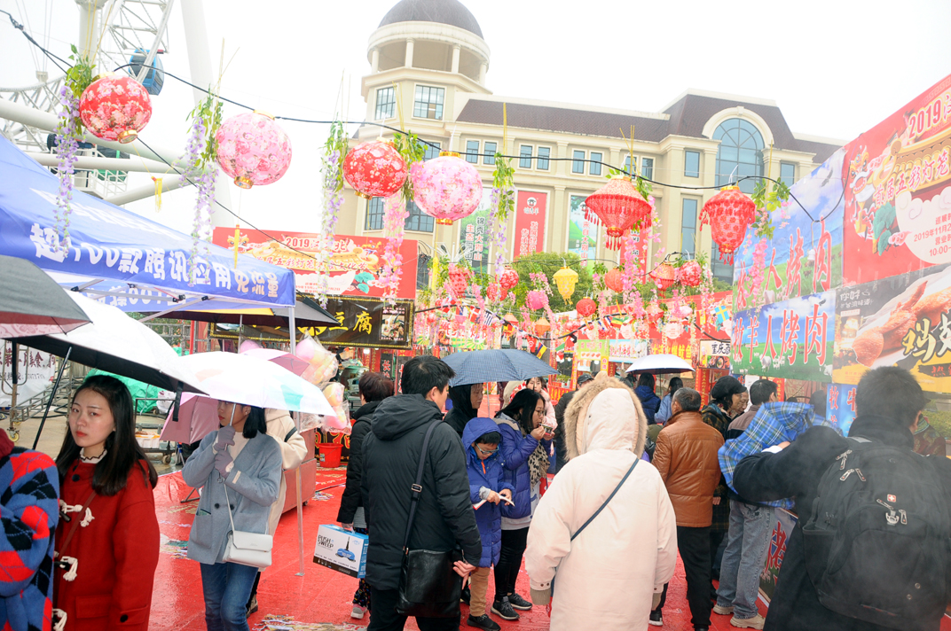 大批武汉市民汉口北体验万种品牌团购，抢特惠品牌服装、品美食