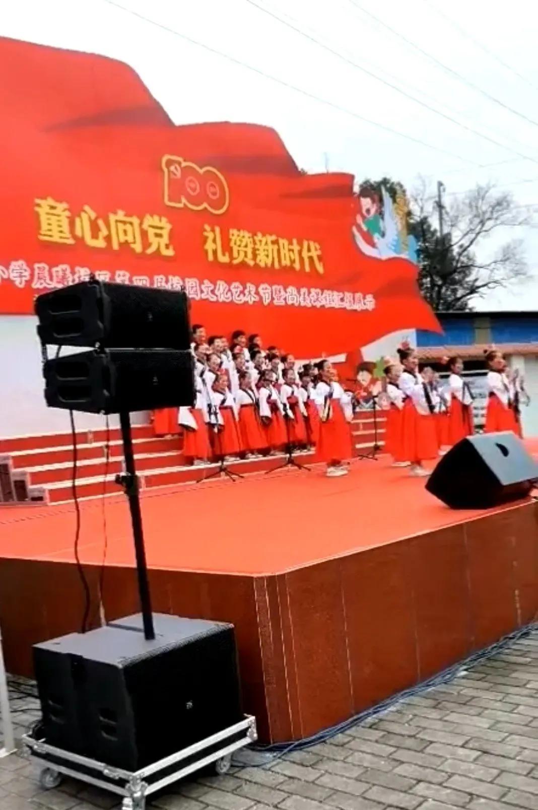 力卡SCM-280超指向大合唱麦克风助力某市小学校园文化节文艺汇演