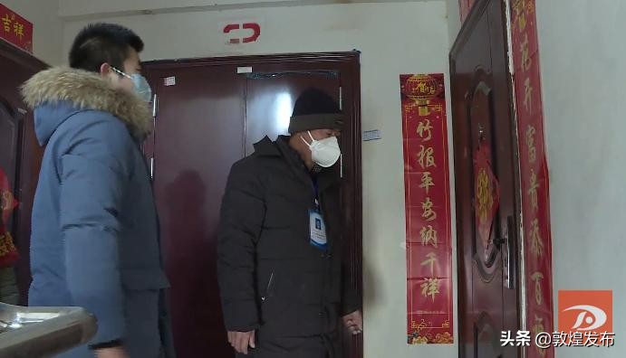 敦煌：抗击战“疫”*党**员干部变身“快递员”