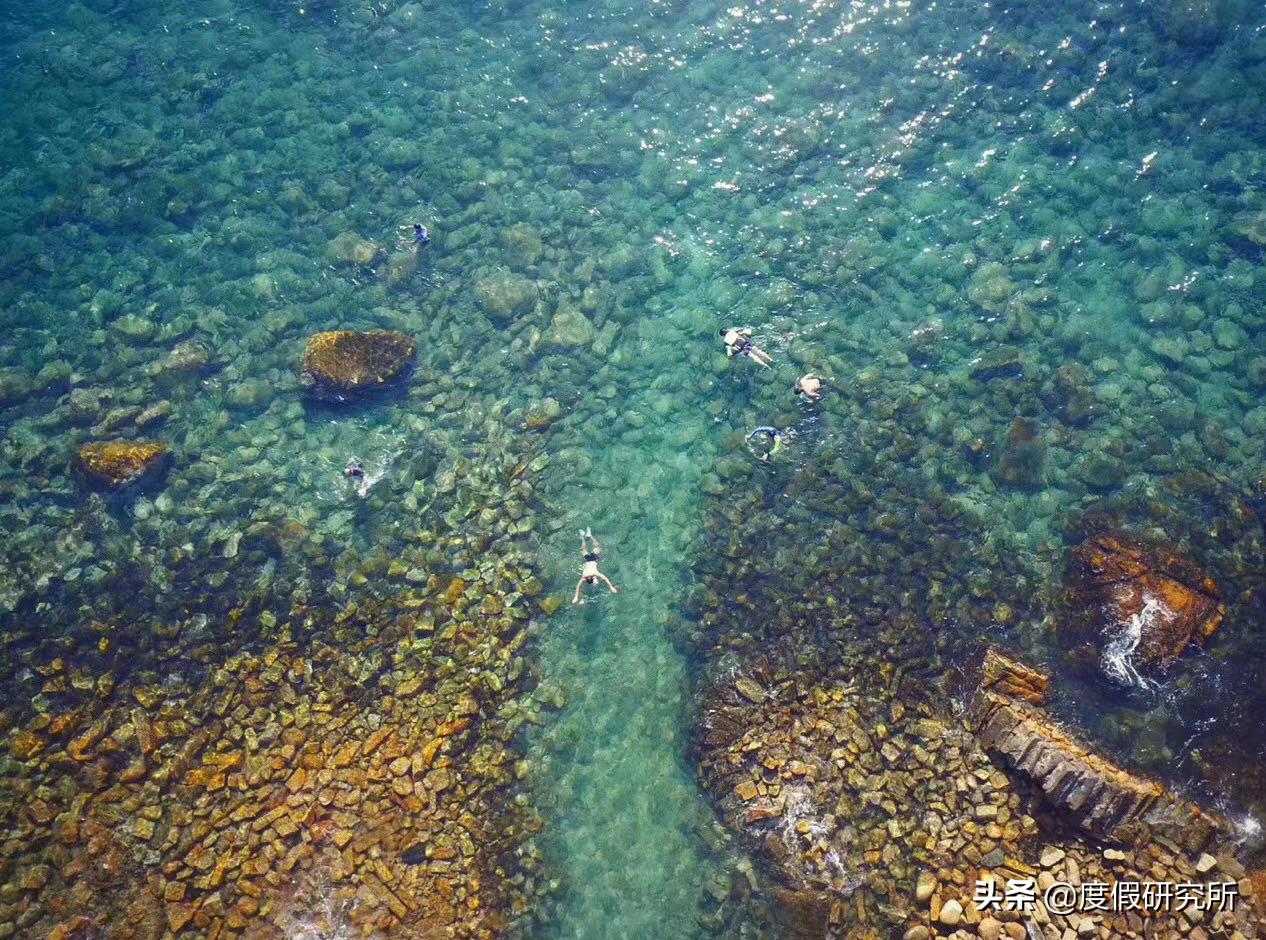 中国媲美马尔代夫海滩,海水很清澈的地方外国