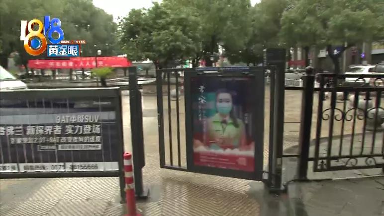 大姐骑电动车摔倒在路上,大姐骑电动车摔到沟里