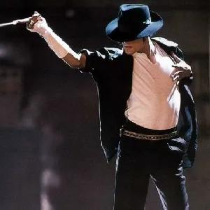 迈克尔杰克逊去世粉丝们的反应,迈克尔杰克逊一生传奇与坎坷