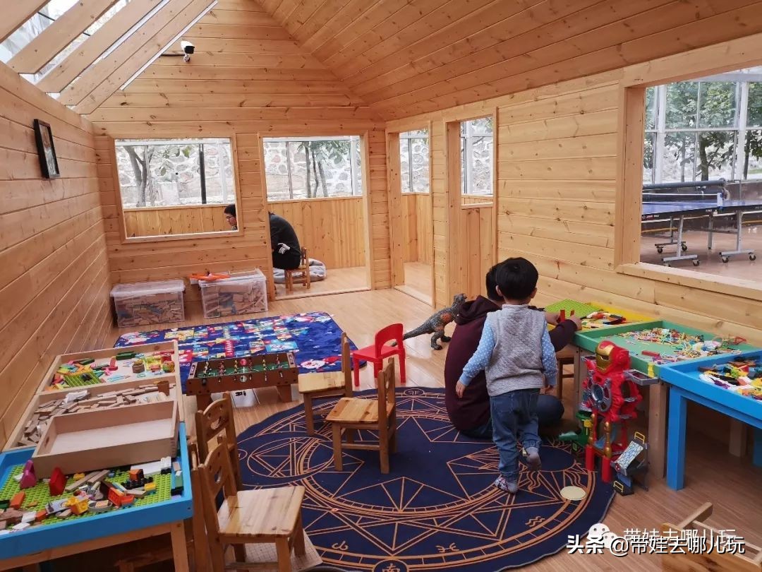 住别墅、滚草坪、躺在床上看电影，密云轻奢营地的花样玩法