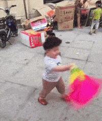 三岁小孩跳广场舞还拿了一把扇子,小孩跳广场舞3岁好不好