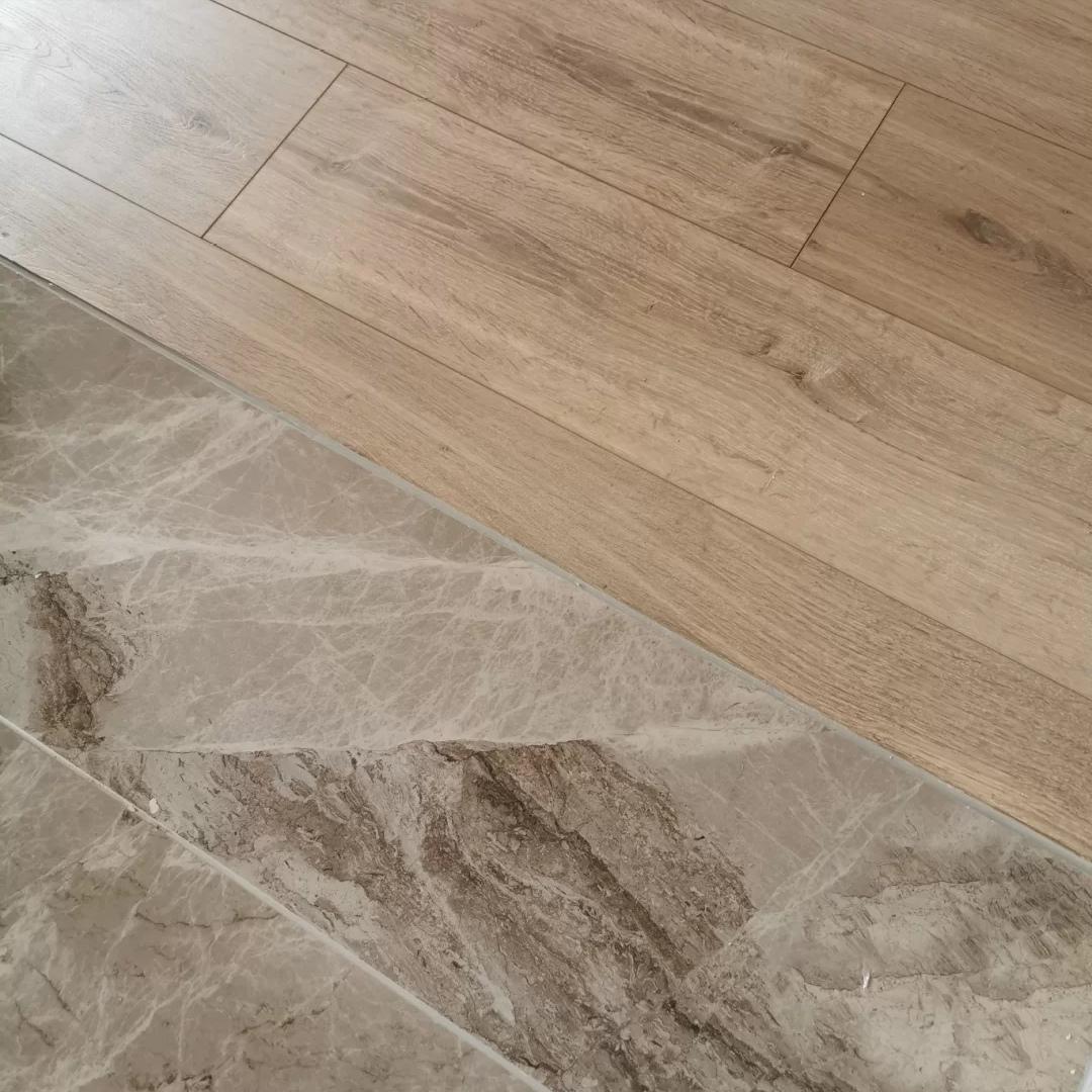 卧室已经铺了木板改成地砖麻烦吗,木板改地砖需要多少钱