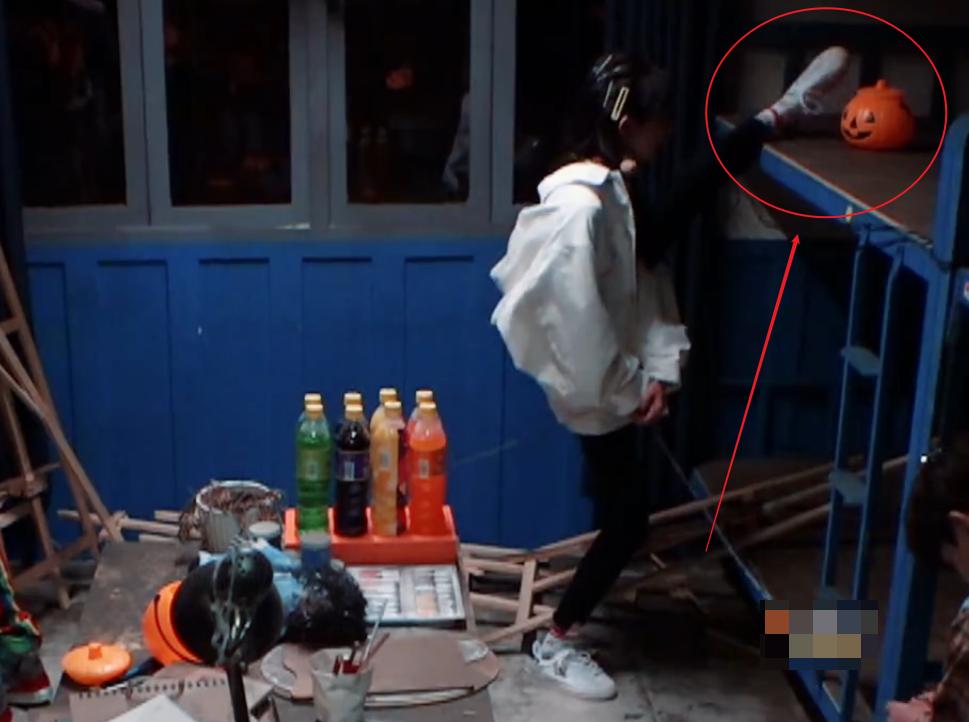 杨幂用腿找钥匙，实名《密逃》柔韧担当，或许这就是大长腿的优势