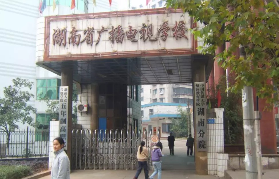 这所高校已培养近百万校友,这所大学培养了很多人才英语