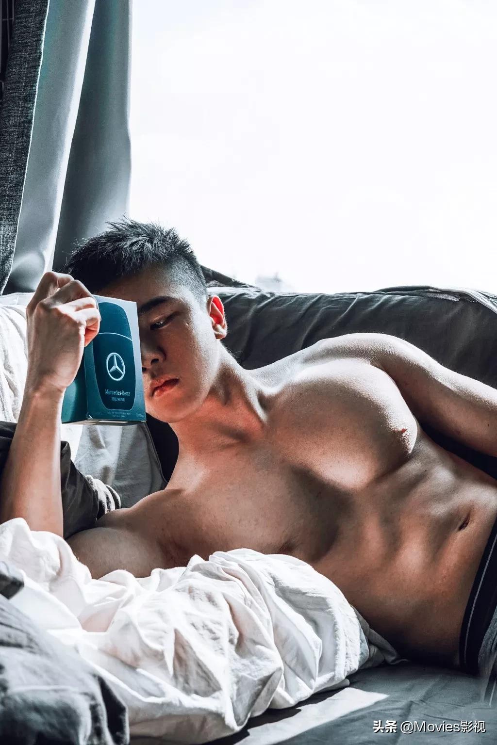 穿短裤比汪小菲还好看！奶凶腱子肉小狼狗，浴室照疯狂撩粉！