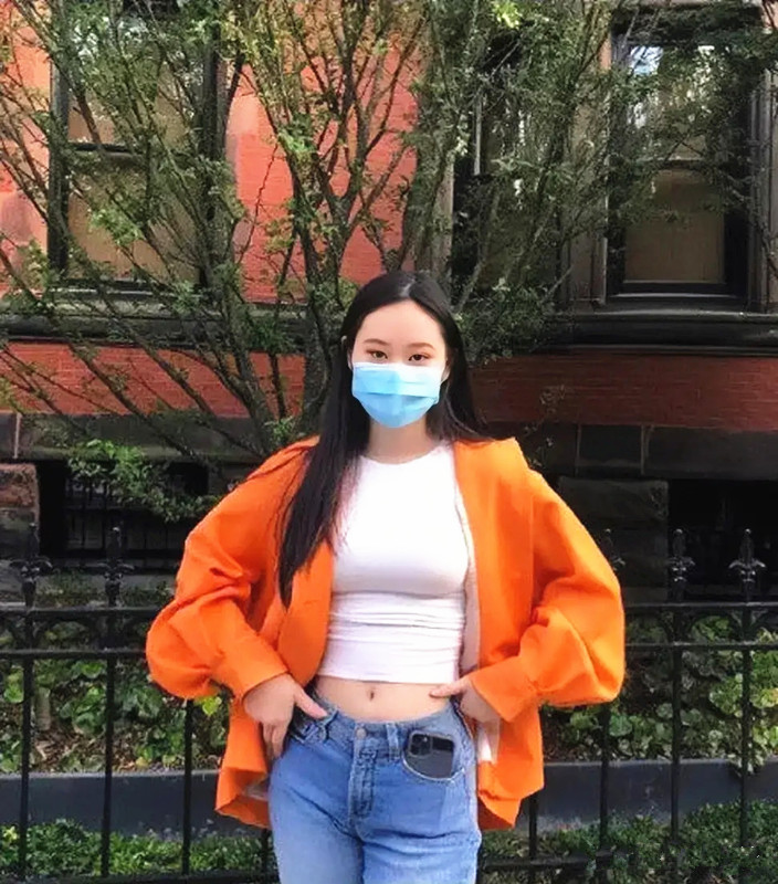 足球宝贝雨中秀身材，颜值气质双在线，被错认成李连杰大女儿，