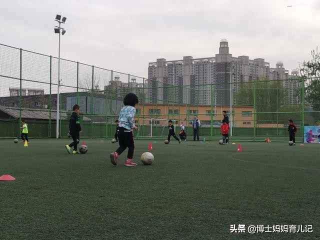 家有喜欢踢足球的女娃,妈妈我要踢足球的视频