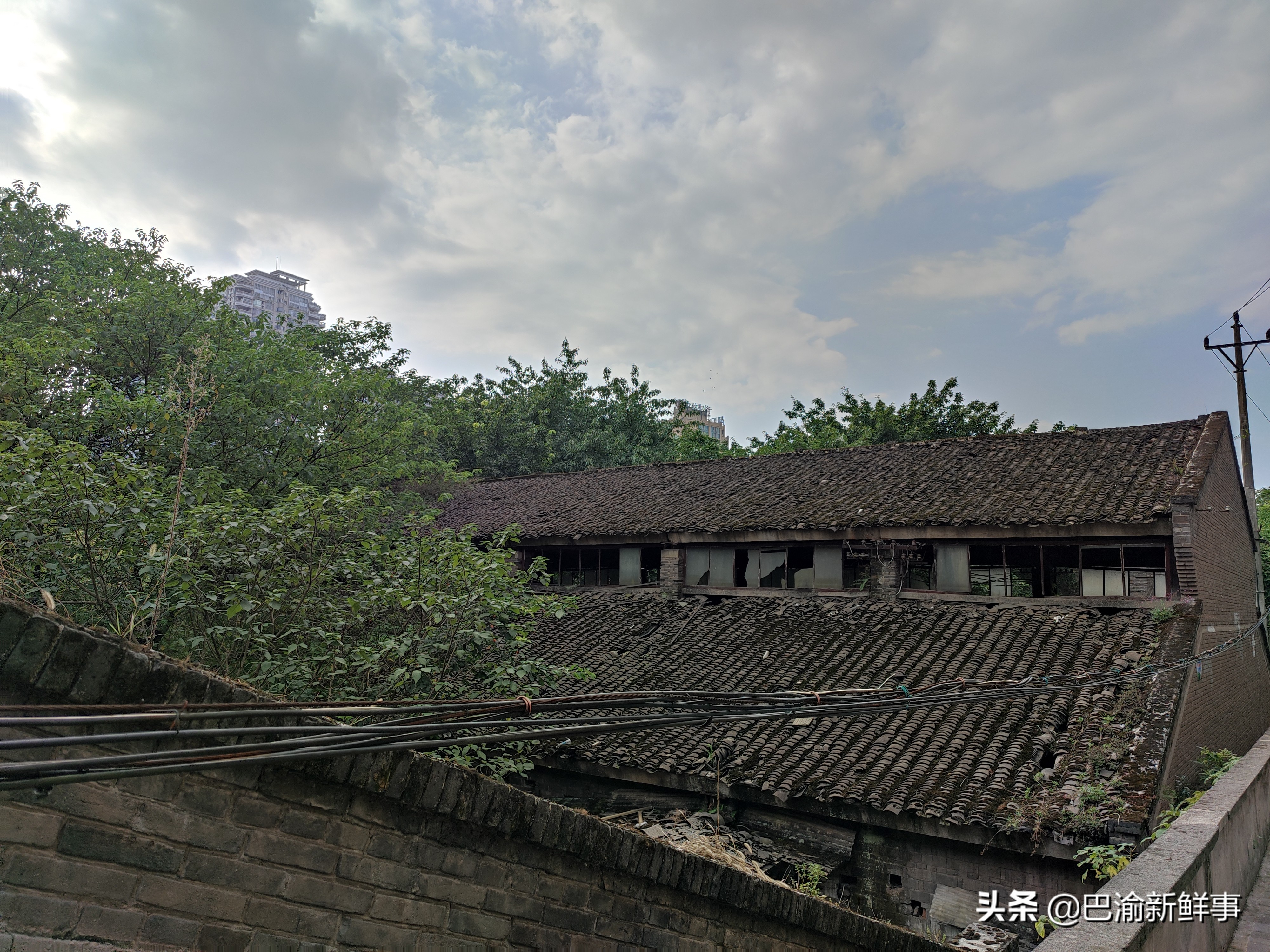 重庆巴南鱼洞这条街有点怪,一边是高楼大厦,一边是旧房