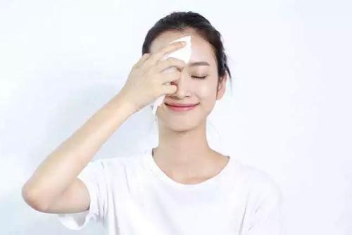 脸部白癜风先抹药还是用护肤品,脸部有白癜风应该用什么护肤