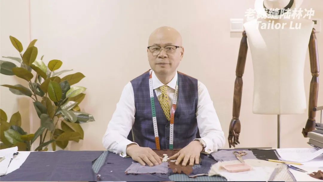 60岁再就业：老派裁缝摇身成“网红”；投资打水漂干回老本行