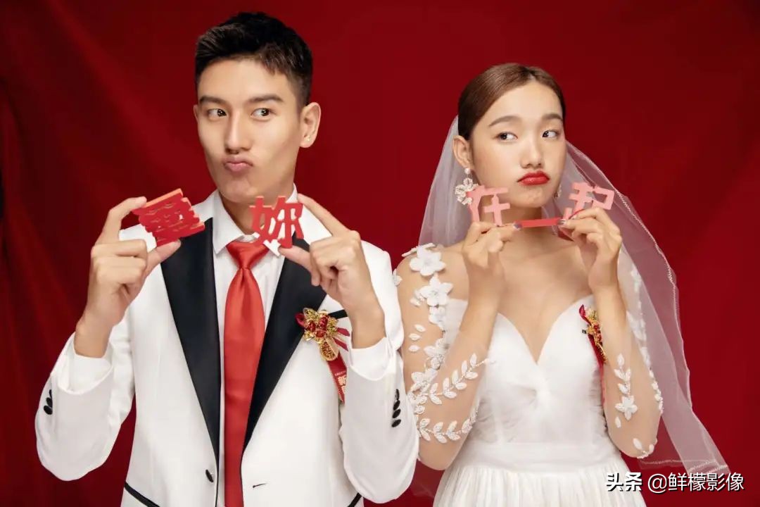 结婚纪念照怎么拍最美,穿黑色衣服拍结婚证件照好看吗