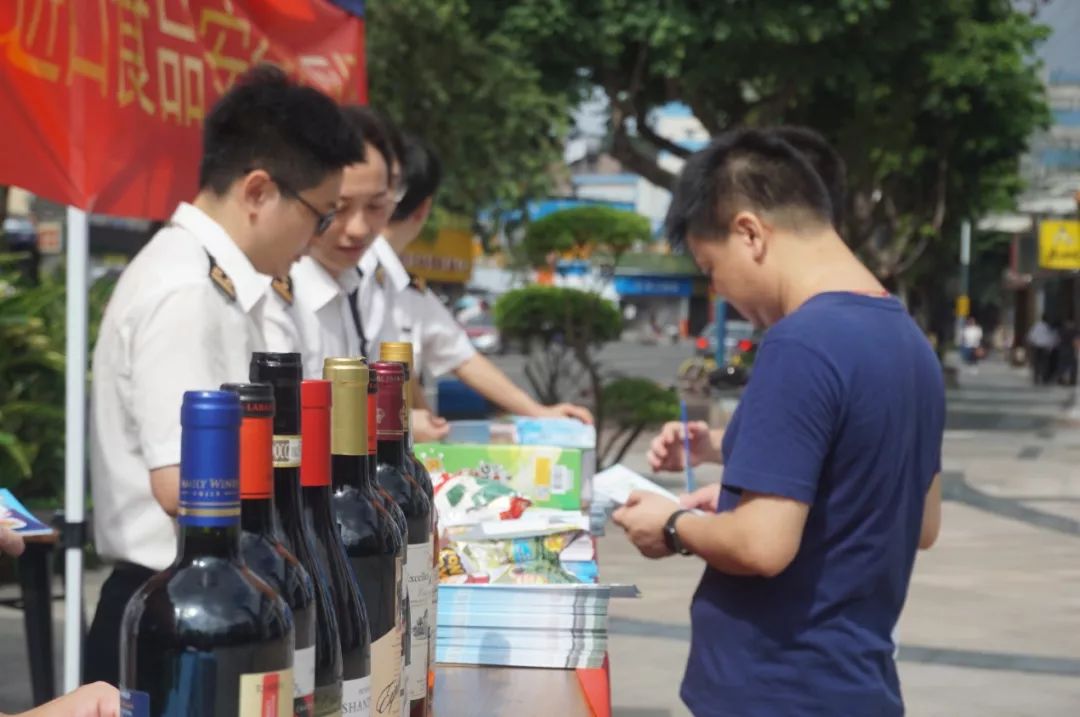 海珠｜厉害了，海关人员手把手教你辨真假！再也不怕买到假的“进口”奶粉、葡萄酒啦~