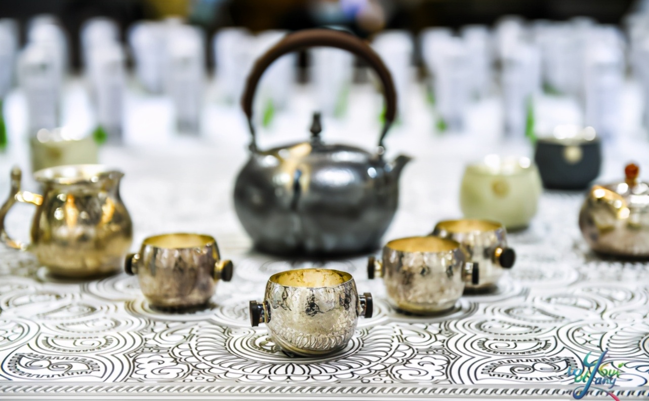 多彩进博会：老干妈走上时装周、苗绣碰撞爱马仕、贵银遇见…