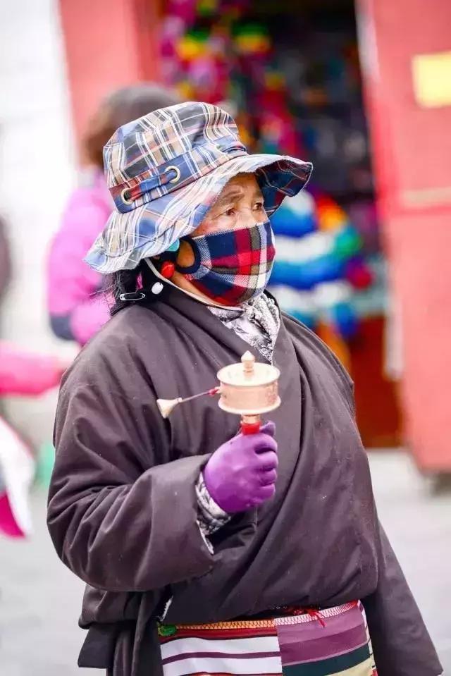 带您探索神秘大西北,一湖倒影一湖诗,半湖金色半湖