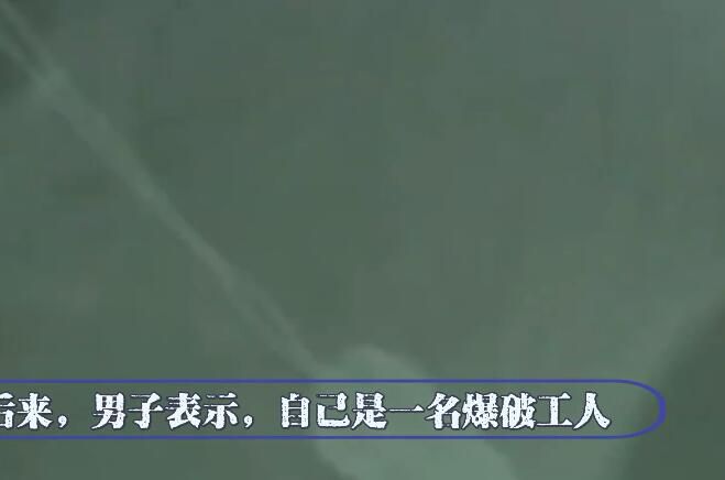 男子脚上长小疙瘩疼痛难忍,男子脚上长硬块