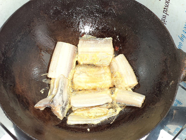 做鱼时,直接下锅就“废”了,掌握这个小技巧,鱼肉不破不粘锅