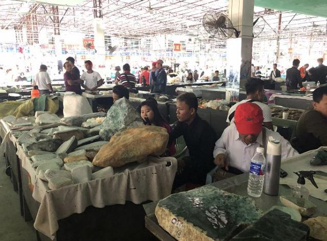 门店销量减半，价格腰斩，网络直播火爆月销5亿元，这种玉石冰火两重天的背后是...