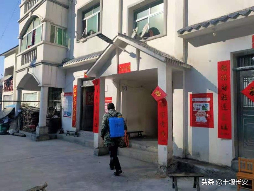 60岁社区守门人全家冲在防疫一线,疫情防控小区守门人