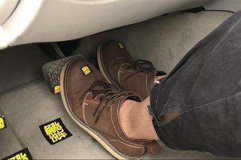 汽车在高速上踩油门不管用,行驶中突然油门踏板失效