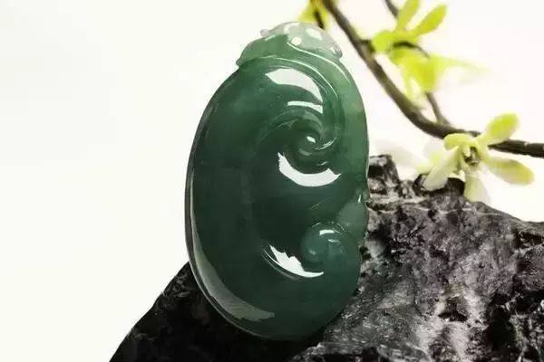 上2万元的油青种翡翠,油青翡翠的鉴别方法视频