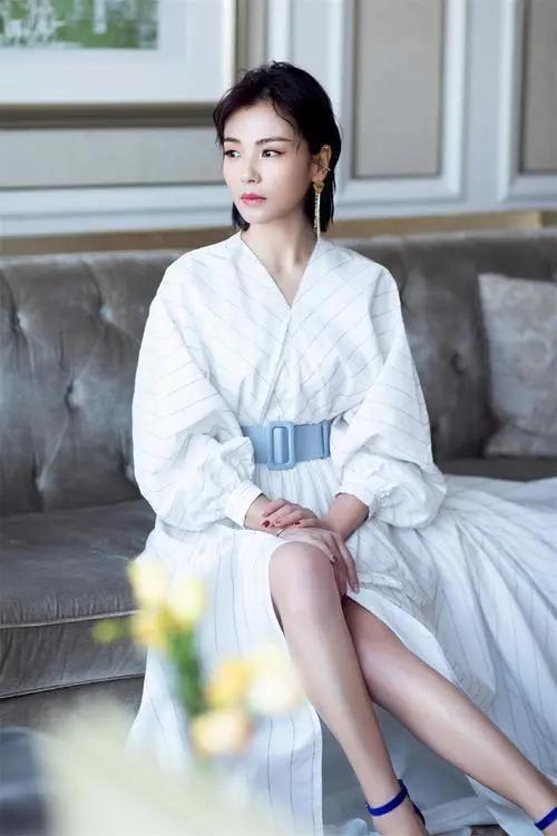 小胸女人如何彰显魅力,40岁刘涛减龄方法